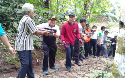 Membumikan Gotong Royong, SMP Negeri 2 Kokap Bantu Bedah Rumah di Perbukitan Menoreh